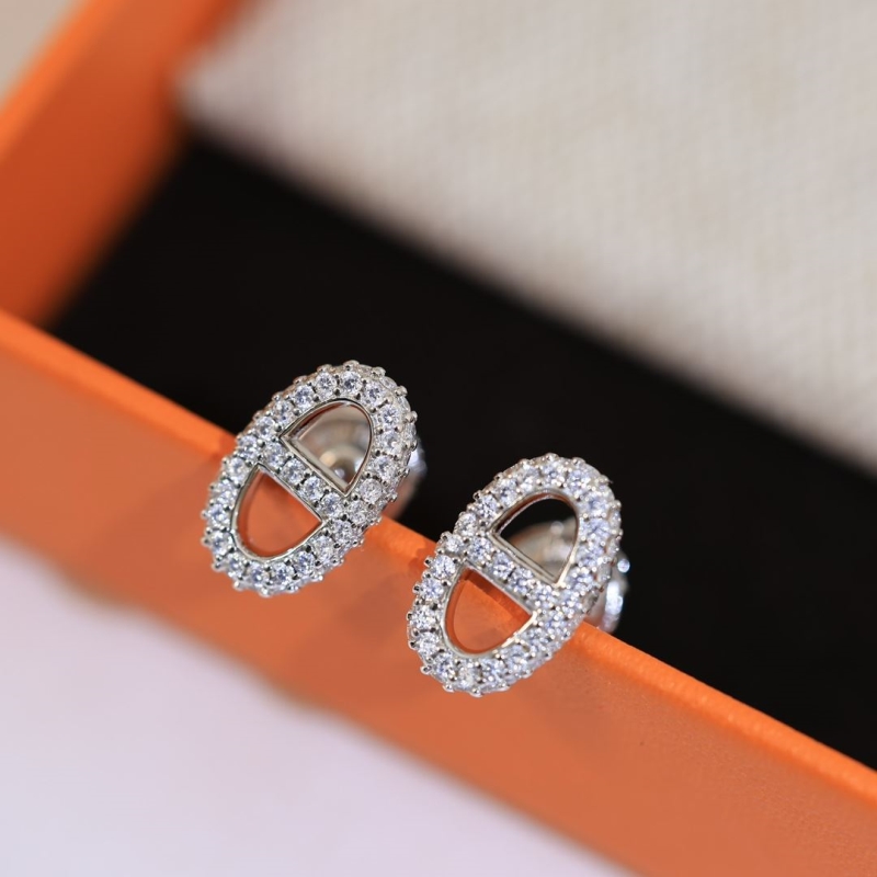 H**me5 earrings